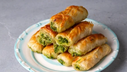 Szybkie przekąski imprezowe z ciasta francuskiego i pesto
