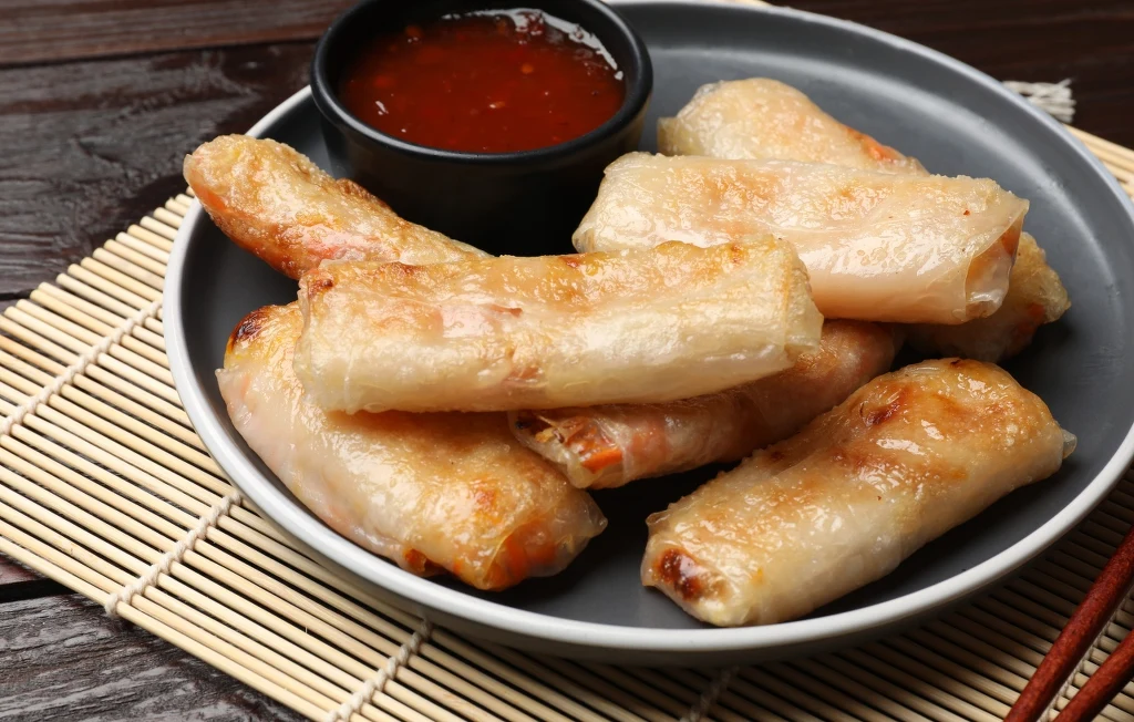 Chrupiące sajgonki z warzywami, makaronem i szarpaną wołowiną. Idealne na domową kolację!