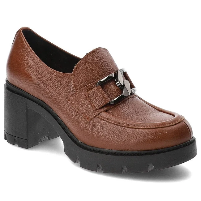 Mokasyny na grubszej platformie z wyraźnym bieżnikiem. Świetny wybór dla kobiet, które cenią wygodę w modnym wydaniu.