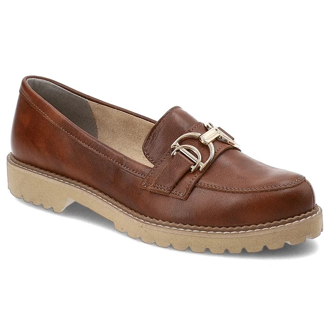 Brązowy półbut skórzany na beżowej, grubej i żłobionej podeszwie, ozdobiony metalową sprzączką w kolorze złota na przodzie.