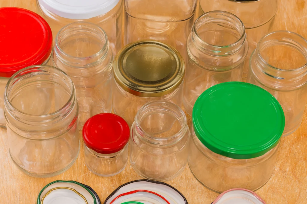 Segregowanie słoików wymaga niekiedy ich opróżnienia, umycia i innych czynności. Inaczej powinny trafić do odpadów zmieszanych.