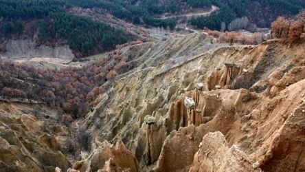 Stobskie Piramidy w Bułgarii są szczególnie malownicze o zachodzie słońca