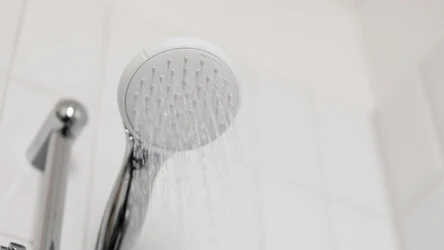 Wzmocnij krążenie kontrastowym prysznicem i dodaj ciału energii