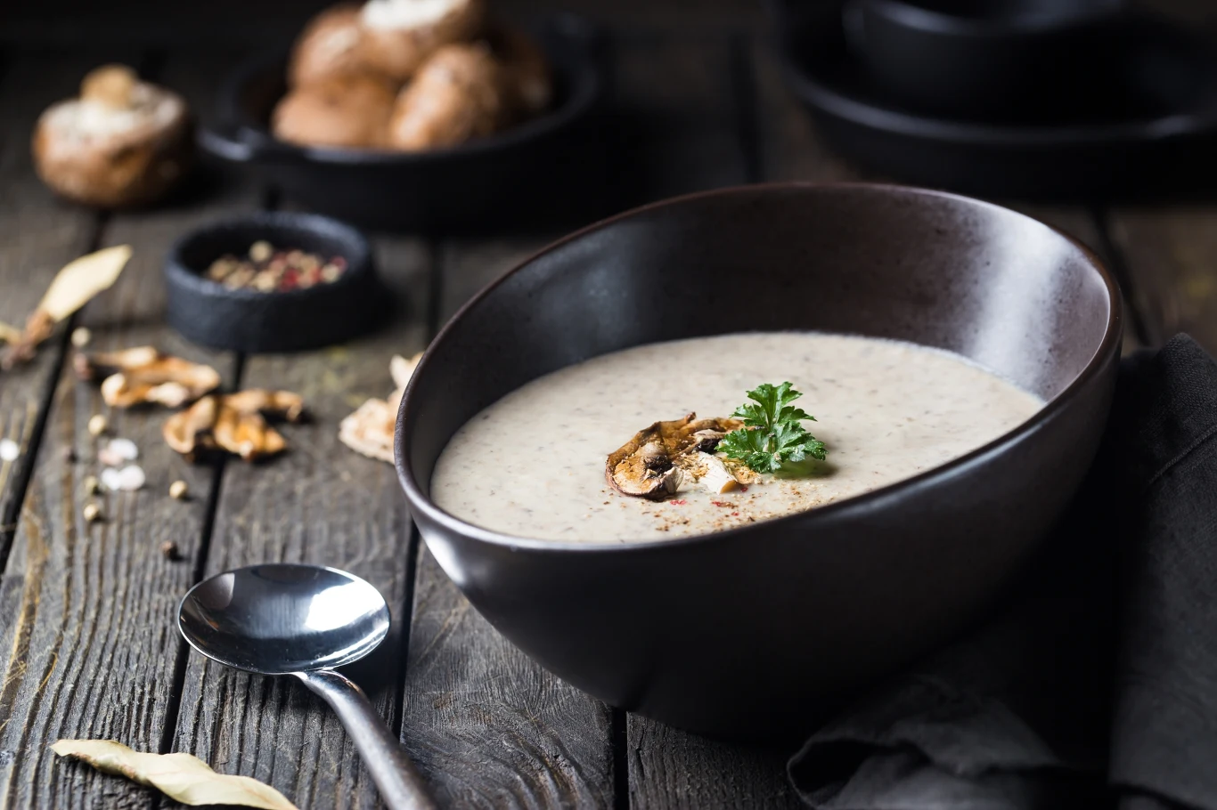 Przygotuj aromatyczny żur z grzybami, który królował na stołach Jagiellonów 