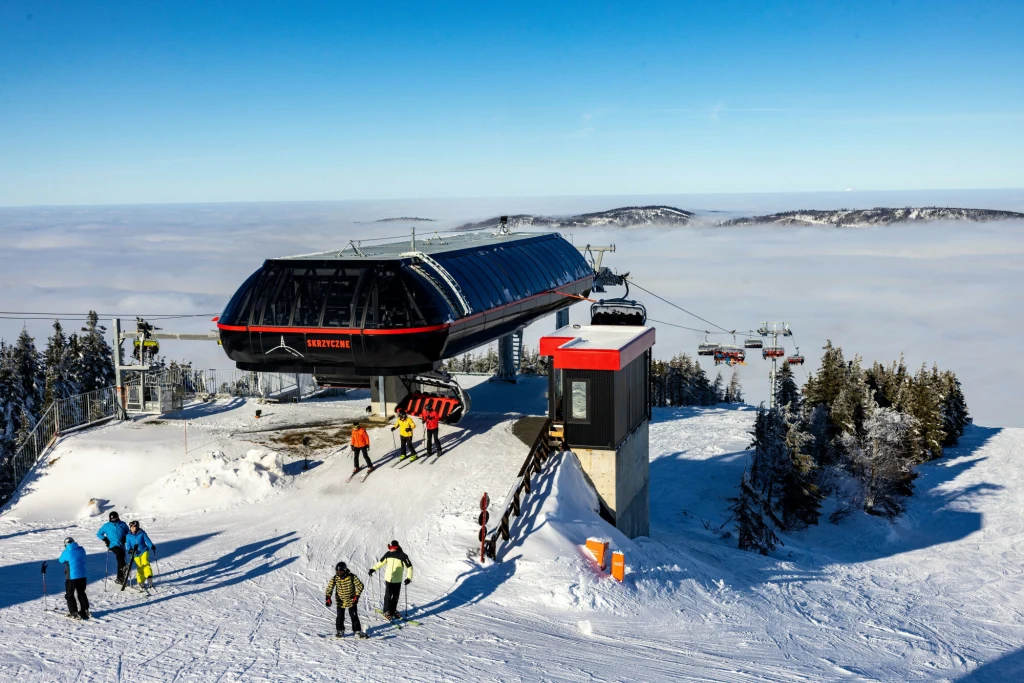 Wyciąg Skrzyczne jest obsługiwany przez Szczyrk Mountain Resort.