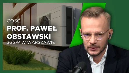 Mężczyzna w garniturze siedzący przy mikrofonie, na tle zdjęcia budynku z zamontowaną zewnętrzną jednostką klimatyzatora, obok zielony panel z napisem informującym o gościu programu, którym jest prof. Paweł Obstawski ze SGGW w Warszawie.