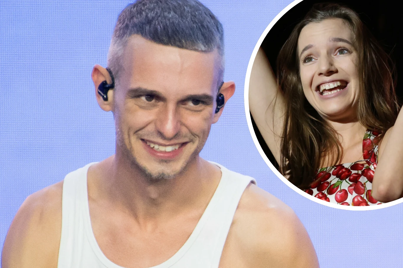 Vito Bambino i Sanah nagrali wspólnie "Ale jazz!" Mężczyzna w białym podkoszulku z słuchawkami dousznymi, uśmiechnięty, na tle niebieskiego światła; w okrągłym wycinku widoczna kobieta z długimi włosami, uśmiechnięta, ubrana w top z motywem czerwonych wisienek, unosi ręce w górę.