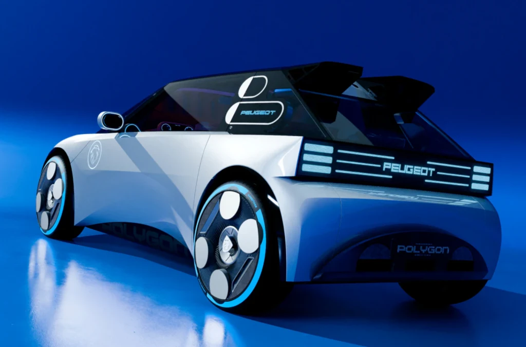Polygon to kompaktowy samochód o długości niespełna 4 m, który może zapowiadać nową generację miejskich modeli Peugeota. Nowoczesny samochód koncepcyjny o futurystycznym designie, z wyrazistymi felgami i charakterystycznym oświetleniem LED, zaprezentowany na jednolitym niebieskim tle.