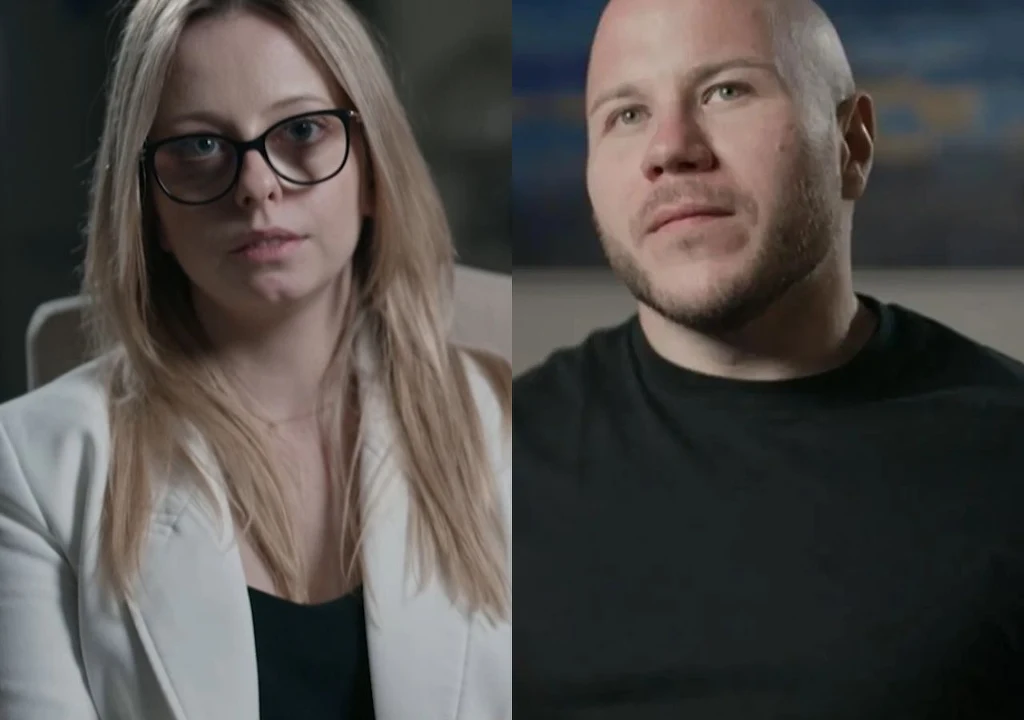 Młoda kobieta w okularach i jasnej marynarce oraz mężczyzna z brodą i ogoloną głową w ciemnej koszulce, oboje patrzą poważnym wzrokiem w stronę kamery, na neutralnym tle.