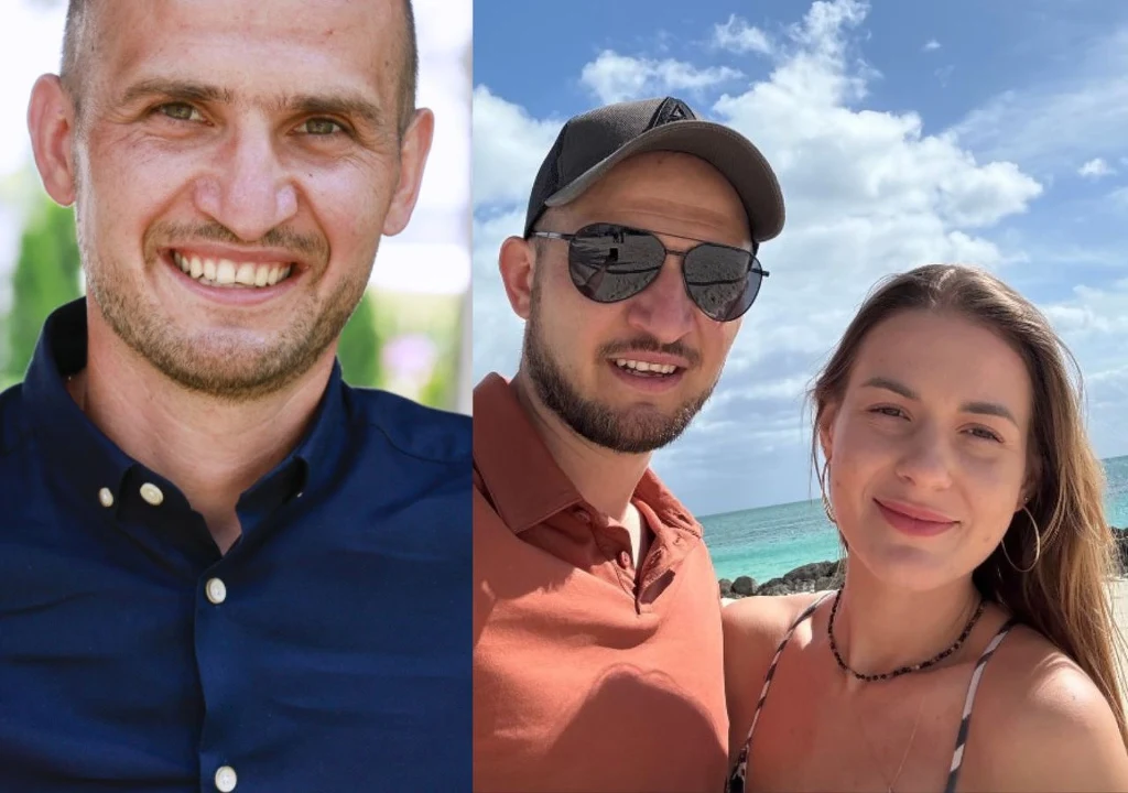 Rafał Gajda z 11. sezonu "Rolnik szuka żony" z tajemniczą towarzyszką na Bahamach Mężczyzna w granatowej koszuli uśmiecha się szeroko, obok znajduje się młoda para na tle plaży i morza, mężczyzna ma na sobie czapkę z daszkiem i okulary przeciwsłoneczne, kobieta nosi letnią sukienkę i również się uśmiecha.