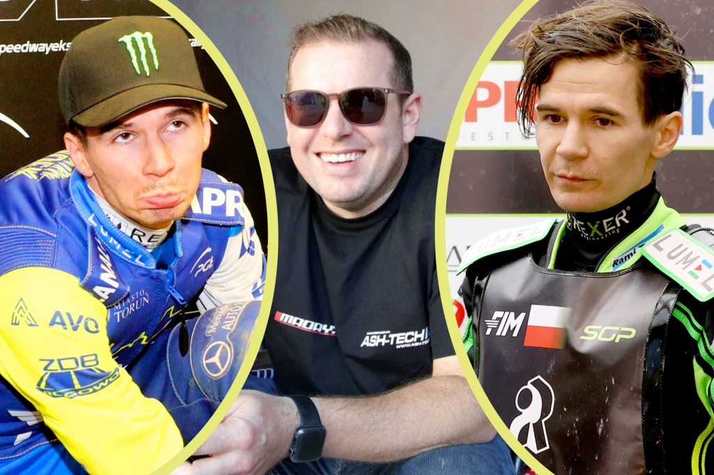 Trzech mężczyzn oddzielonych żółtymi liniami, dwóch ubranych w stroje sportowe żużlowców z widocznymi logotypami sponsorów, pośrodku mężczyzna w okularach przeciwsłonecznych i czarnej koszulce, uśmiechnięty.