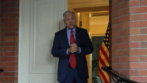 Tom Rose przed rezydencją ambasadorską