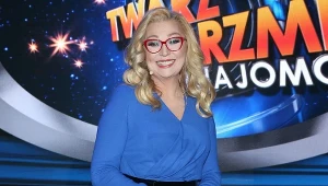 Modne sukienki dla kobiet 60 plus. Odmładzają i maskują niedoskonałości