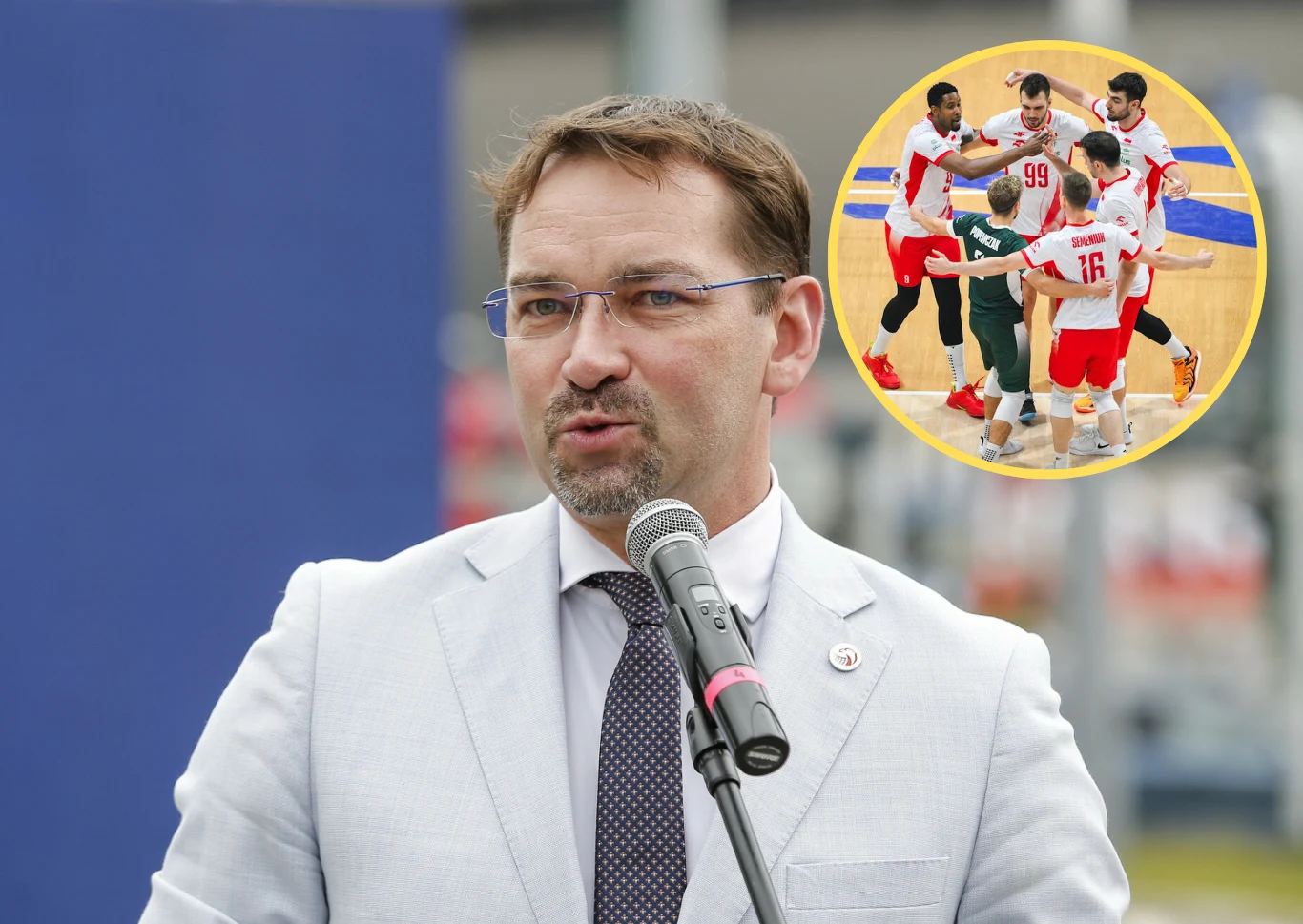 Sebastian Świderski ogłosił nawiązanie współpracy z Algierczykami. Ci chcą inspirować się sukcesami polskich siakarzy Mężczyzna w okularach i szarej marynarce przemawia do mikrofonu, w tle niewyraźne elementy miejskiego otoczenia. W prawym górnym rogu widać okrągłe wstawienie pokazujące grupę sportowców ubranych w białe i czerwone stroje podczas wspólnej radości na bo...