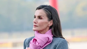 Monarchini skupiła wzrok podczas podróży. Ten strój to istny obłęd