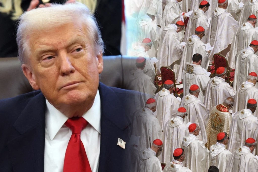 Biskupi krytykują politykę Donalda Trumpa Po lewej stronie widoczna jest wyraźnie postać mężczyzny w garniturze z czerwoną krawatą, natomiast prawa część przedstawia grupę duchownych ubranych w białe szaty i czerwone birety, prawdopodobnie kardynałów podczas uroczystości kościelnej.