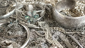 Użyj tego do czyszczenia biżuterii. Będzie lśnić jak nowa od jubilera