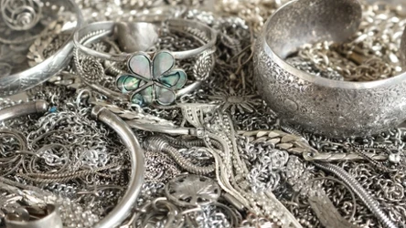 Domowe sposoby na czyszczenie srebrnej biżuterii są zazwyczaj łagodniejsze od chemicznych, silnych sklepowych preparatów. A co za tym idzie, są także bezpieczniejsze