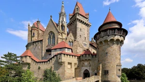 Bajkowy zamek o niebywałej historii. Zachwyca średniowiecznym klimatem