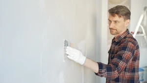 Polacy rezygnują z płytek w łazience. To wykończenie jest modniejsze i bardziej uniwersalne 