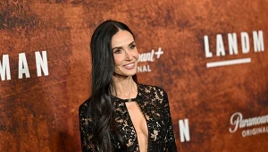 Demi Moore jak bogini. W tej kreacji trudno oderwać od niej wzrok