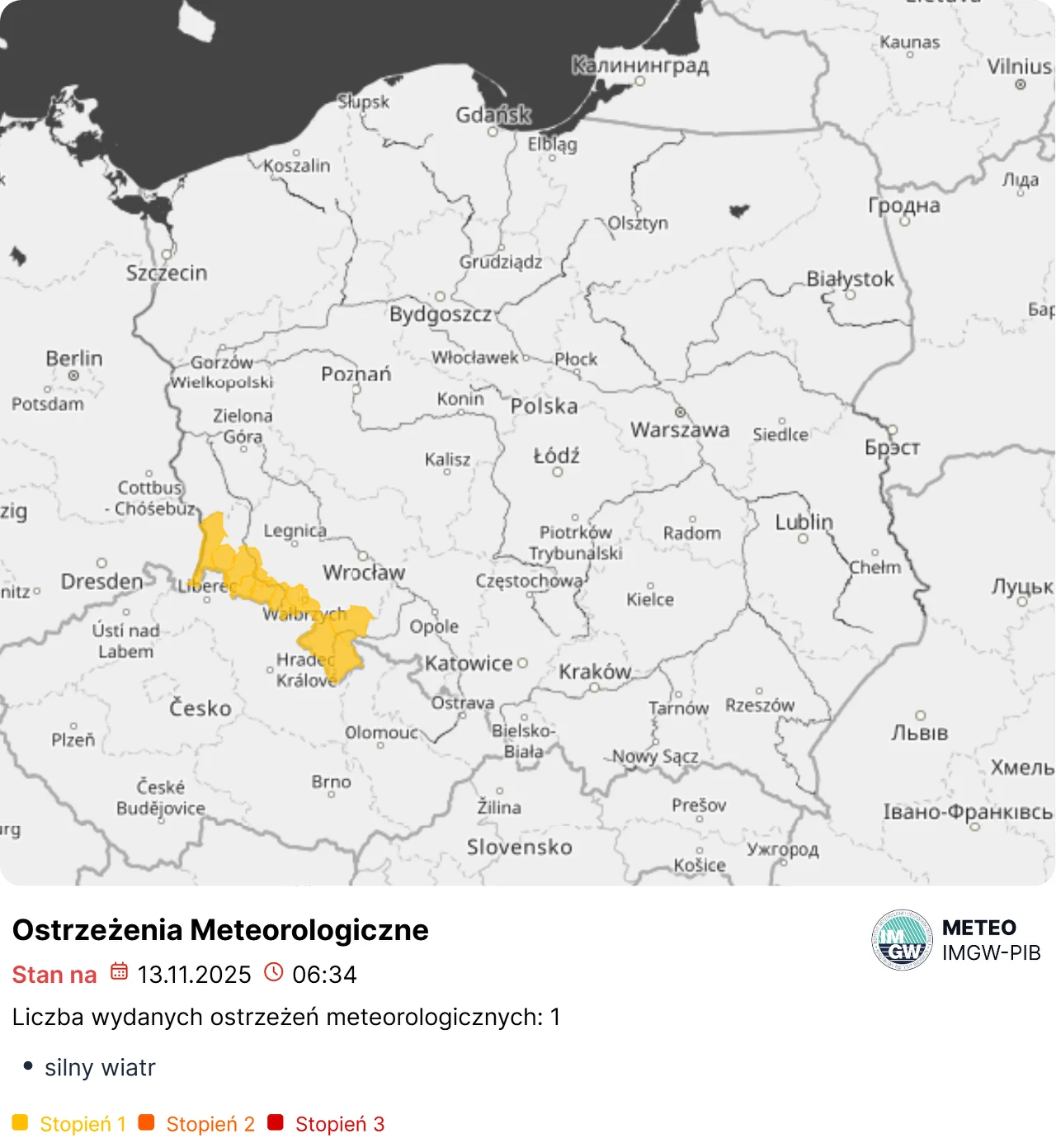 Mapa Polski z zaznaczonym na żółto obszarem południowo-zachodniej części kraju, obejmującym regiony wokół Legnicy, Wrocławia oraz Opola, dla których wydano ostrzeżenie meteorologiczne dotyczące silnego wiatru.