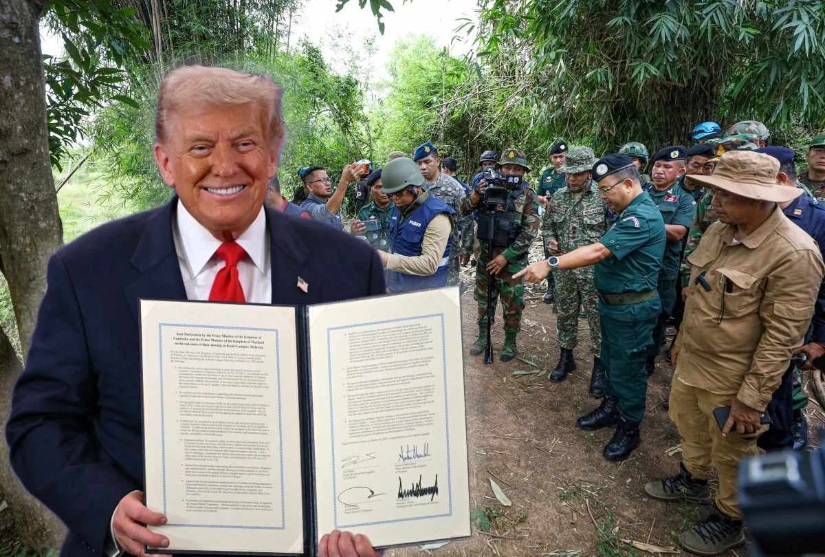 Kambodża i Tajlandia znów w stanie wojny. Tyle z pokoju Donalda Tumpa Mężczyzna w garniturze i czerwonym krawacie trzyma otwarty dokument, pokazując go do kamery. W tle grupa umundurowanych funkcjonariuszy i wojskowych zbiera się w zalesionym terenie, część osób rozmawia między sobą i wykonuje gesty.