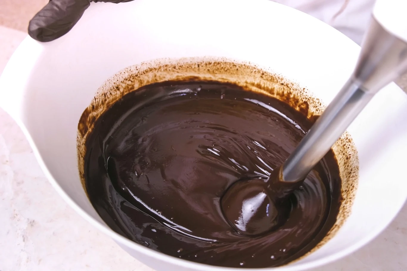 Jak przygotować polewę czekoladową, żeby nie pękała na ciastach? Patent jest bardzo prosty. Jak przygotować polewę czekoladową, żeby nie pękała na ciastach? Patent jest bardzo prosty.