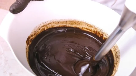 Jak przygotować polewę czekoladową, żeby nie pękała na ciastach? Patent jest bardzo prosty. 