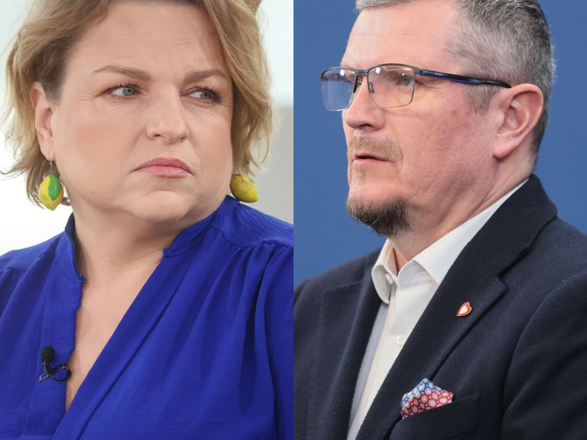 Katarzyna Bosacka, Marcin Bosacki Dwie osoby w średnim wieku, kobieta w niebieskiej bluzce i żółtych kolczykach oraz mężczyzna w okularach, ciemnej marynarce z białą koszulą i kolorową poszetką, patrzące w przeciwnych kierunkach, na neutralnym tle.