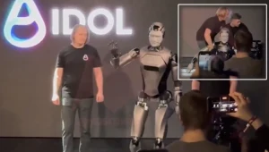 "Rocky" po rosyjsku. Robot AI Aidol wchodzi na scenę… i pada