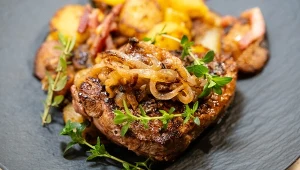 Rumsztyk wołowy to kultowe danie z PRL-u. Podawano go z podsmażoną na smalcu cebulką