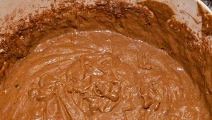 Ciasto na piernik dobrze jest wykonać wcześniej - nawet 4-6 tygodni przed świętami.