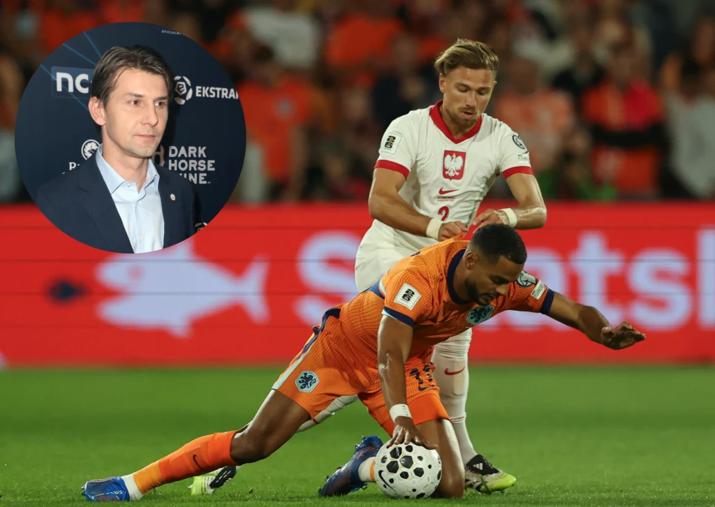 Ebi Smolarek był po wrażeniem gry reprezentacji Polski w Rotterdamie Polski piłkarz w białej koszulce walczy o piłkę z holenderskim zawodnikiem w pomarańczowym stroju, który upada na murawę. W lewym górnym rogu widoczne okrągłe wstawienie ze zdjęciem mężczyzny na ciemnym tle.