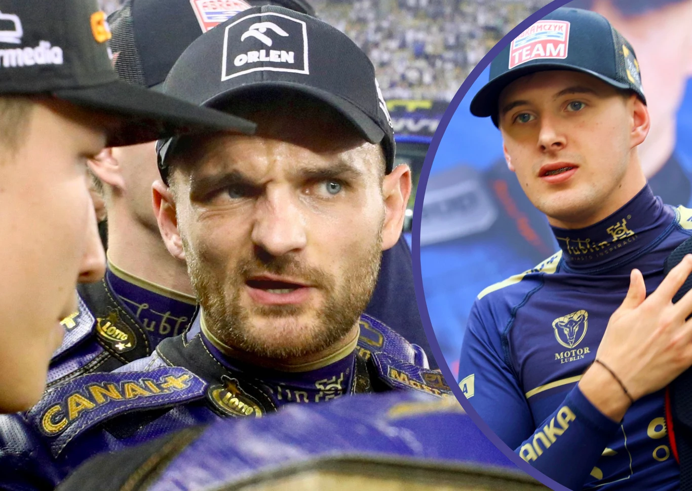 Wiktor Przyjemski już nie będzie klubowym kolegą Bartosza Zmarzlika Grupa sportowców w strojach żużlowych z widocznymi logo sponsorów, skupionych na rozmowie, obok portret młodego mężczyzny w podobnym stroju, trzymającego rękę na piersi.