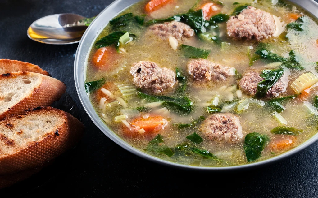 Rozgrzewająca zupa z klopsikami