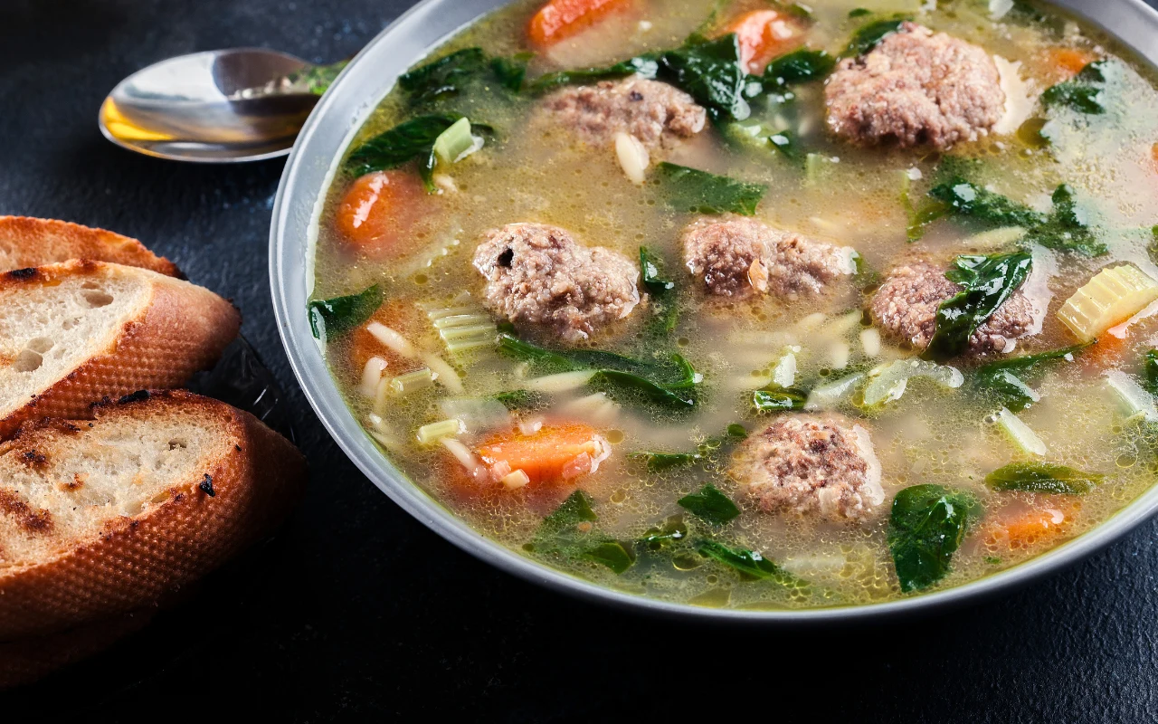 Rozgrzewająca zupa z klopsikami