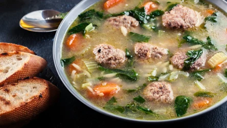 Rozgrzewająca zupa warzywna z pulpecikami wołowo-wieprzowymi i makaronem orzo od Mateusza Gesslera