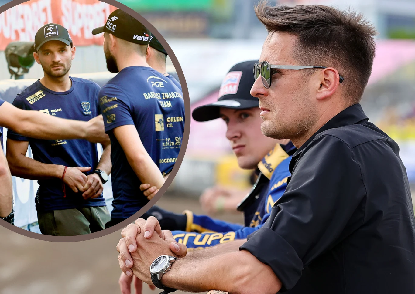 Mężczyzna w okularach przeciwsłonecznych w czarnej koszuli przygląda się wydarzeniu, obok niego dwóch młodszych mężczyzn w sportowych ubraniach, w tle wklejone okrągłe zdjęcie kilku sportowców rozmawiających ze sobą.