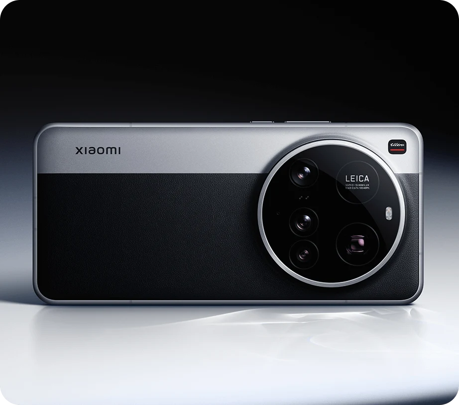 Nowoczesny smartfon Xiaomi z dużą okrągłą wyspą aparatów fotograficznych sygnowaną przez firmę Leica, ujęty na tle neutralnego, jasnego podłoża i ciemnego gradientowego tła.