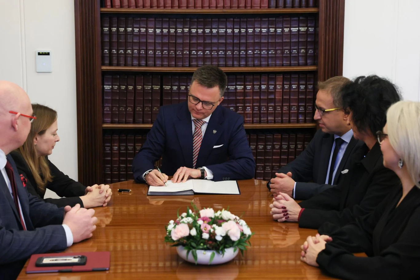 Szymon Hołownia zrezygnował z funkcji marszałka Sejmu Szymon Hołownia zrezygnował z funkcji marszałka Sejmu