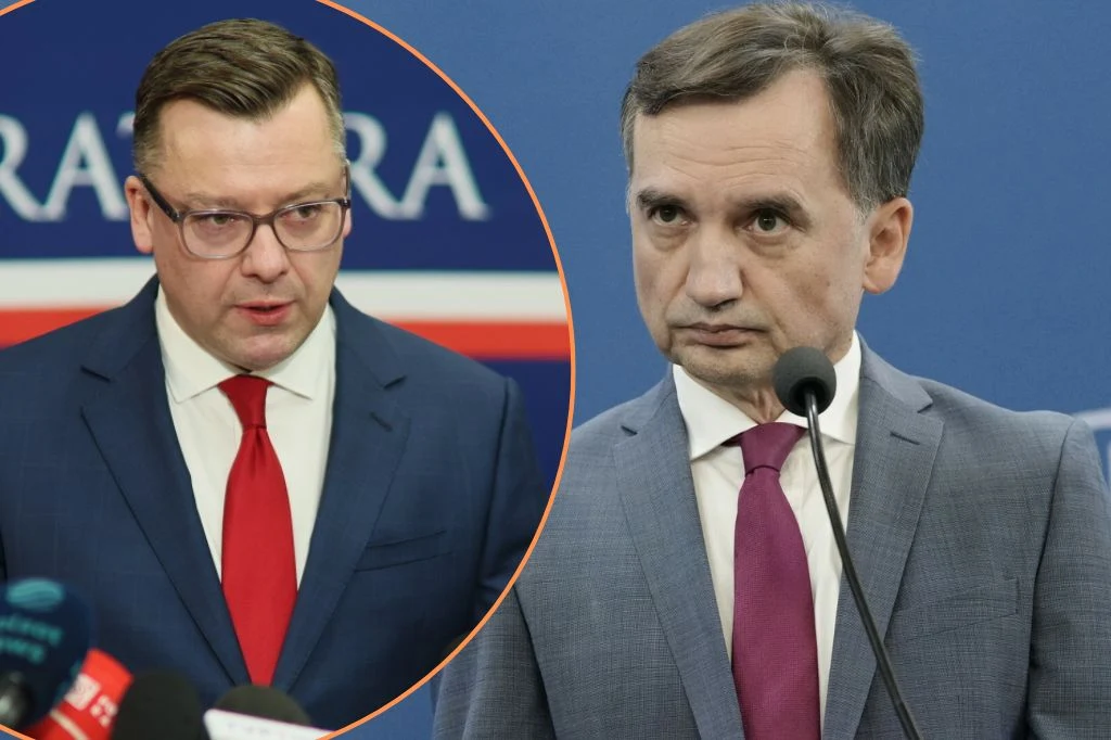 Prokuratura wnioskuje o tymczasowe aresztowanie Zbigniewa Ziobry Dwóch mężczyzn ubranych w garnitury, jeden przemawia przy mikrofonie, drugi widoczny w okrągłym wycinku kadru, za nimi tło sugerujące oficjalne wydarzenie lub konferencję prasową.