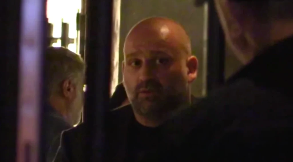 Timur Mindicz w 2019 roku Timur Mindicz o poważnym wyrazie twarzy znajduje się w ciemnym wnętrzu.