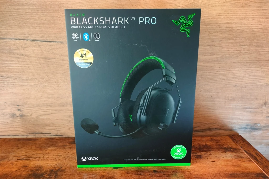 Opakowanie słuchawek gamingowych Razer BlackShark V3 Pro, z wyraźnym logo producenta, informacjami o funkcjach produktu, takimi jak łączność bezprzewodowa, kompatybilność z Xbox oraz wykończeniem w kolorach czarnym i zielonym.