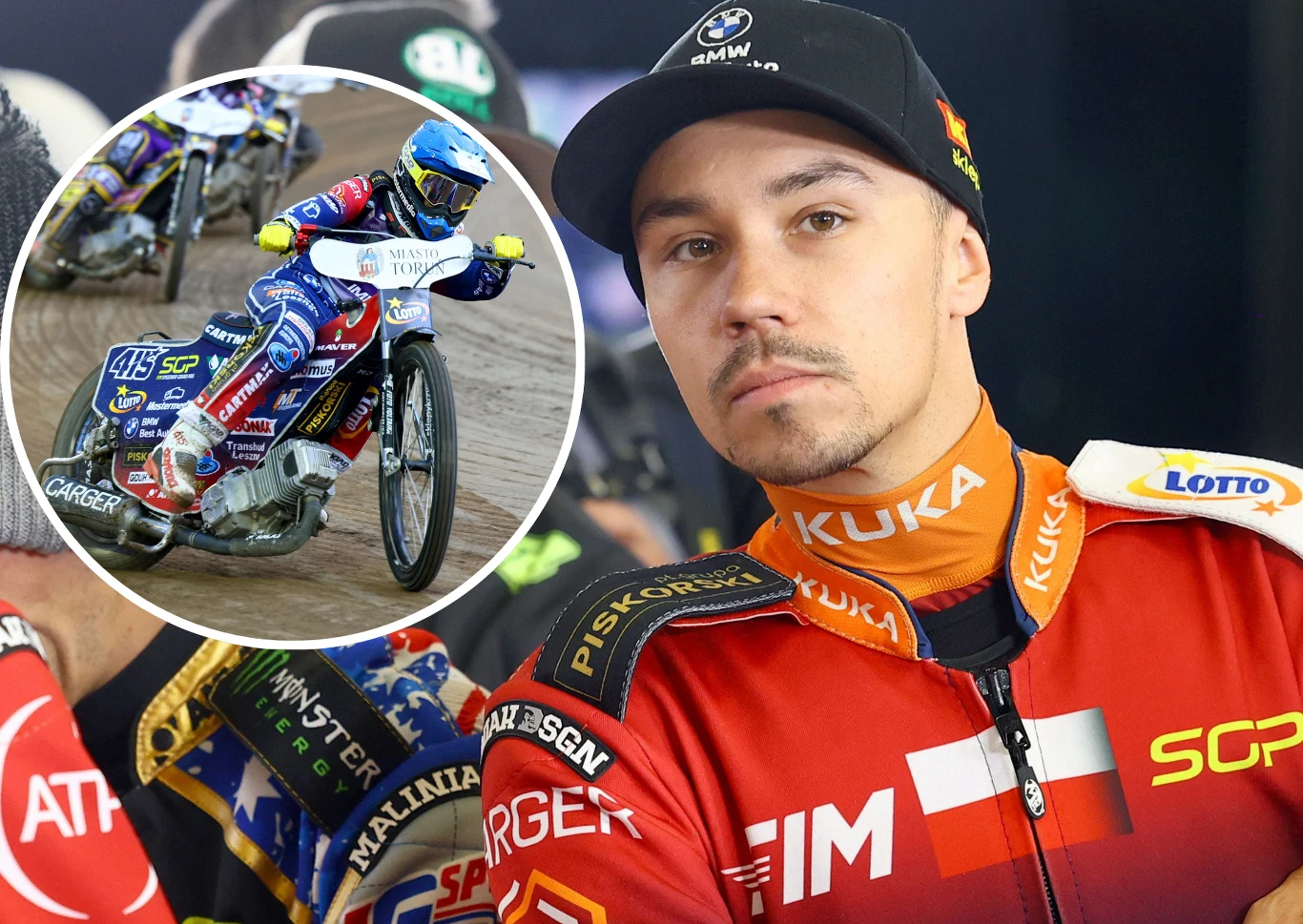 Sportowiec ubrany w profesjonalny kombinezon żużlowy z naszywkami sponsorów, na głowie czapka z daszkiem. Na pierwszym planie skoncentrowana twarz zawodnika, w tle zdjęcie akcji podczas wyścigu na motocyklu żużlowym.