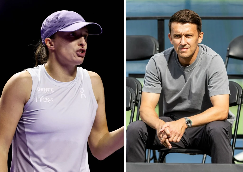 Dawid Celt komplementuje podejście Igi Świątek do gry w reprezentacji Polski Sportowczyni w fioletowej czapce i koszulce gestykuluje w dynamicznej pozie, po lewej stronie kadru, obok siedzi mężczyzna w szarej koszulce, skupiony, z założonymi rękami, na tle rzędów krzeseł.