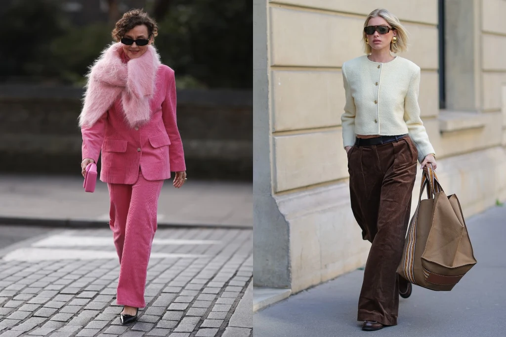 Dwie kobiety w stylowych, eleganckich ubraniach spacerują po mieście. Jedna z nich ubrana w różowy garnitur i duży puszysty szal, trzyma małą torebkę. Druga ma na sobie jasny sweter i szerokie, brązowe spodnie, niesie dużą torbę. Obie noszą okulary prz...