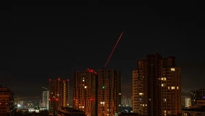 Rosja zaatakowała Kijów dronami i rakietami balistycznymi