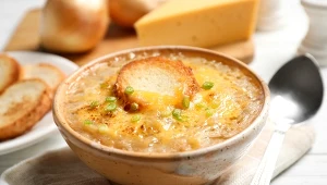 Najpierw danie biedoty, potem królewski przysmak. Oto pyszna zupa cebulowa