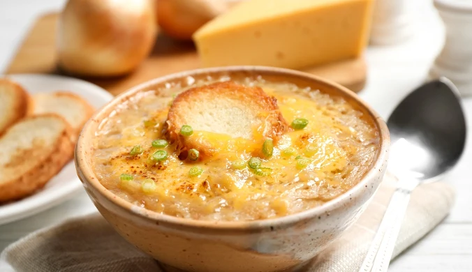 Zupa cebulowa doskonale sprawdzi się w jesiennym i zimowym jadłospisie